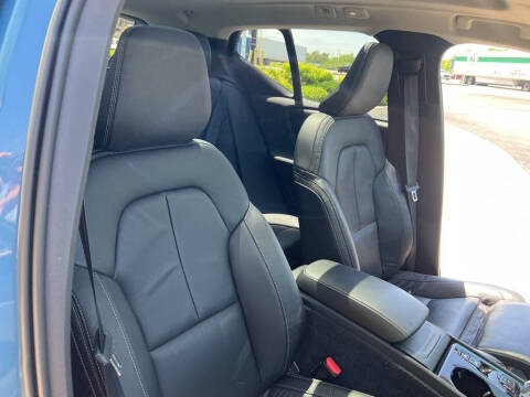 2023 Volvo XC40 B5 Plus Dark Theme