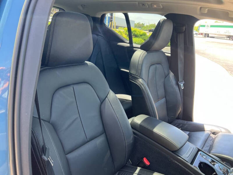 2023 Volvo XC40 B5 Plus Dark Theme