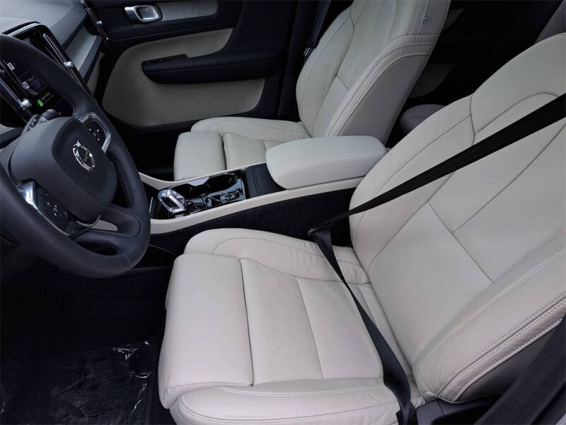 2024 Volvo XC40 B5 Plus Bright Theme