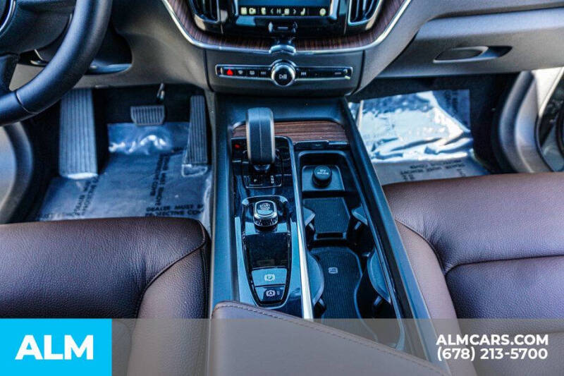 2024 Volvo XC60 Recharge T8 Plus Dark Theme