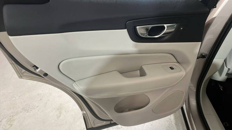 2025 Volvo XC60 T8 Plus Dark Theme
