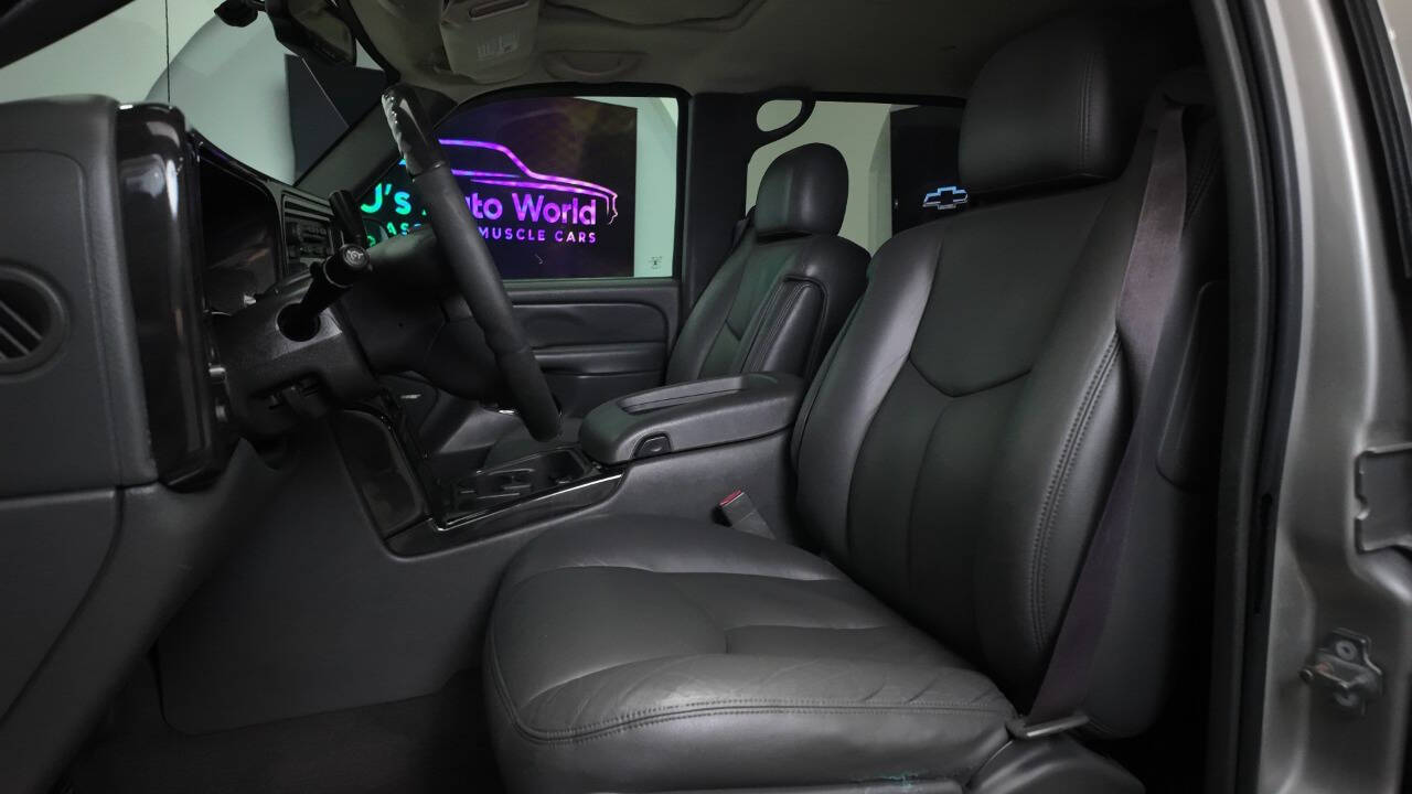 2004 Chevrolet Avalanche 33