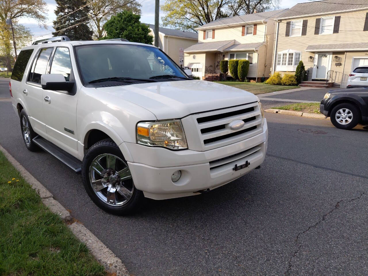 Off white 2007 Ford Expedition Limited 4WD Limited 4dr SUV 1