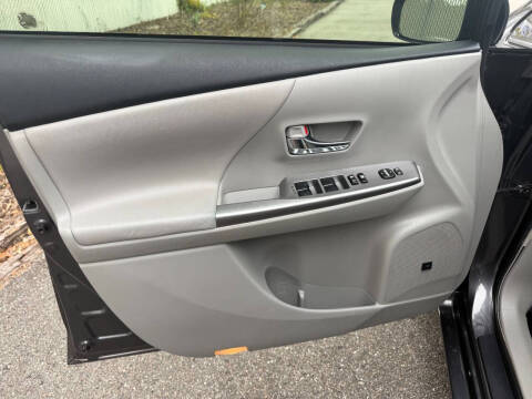 2017 Toyota Prius v Five