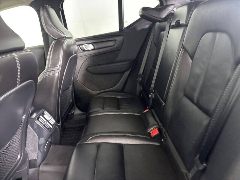 2024 Volvo XC40 B5 Ultimate Dark Theme