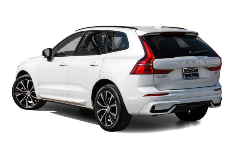 2023 Volvo XC60 B5 Ultimate Dark Theme