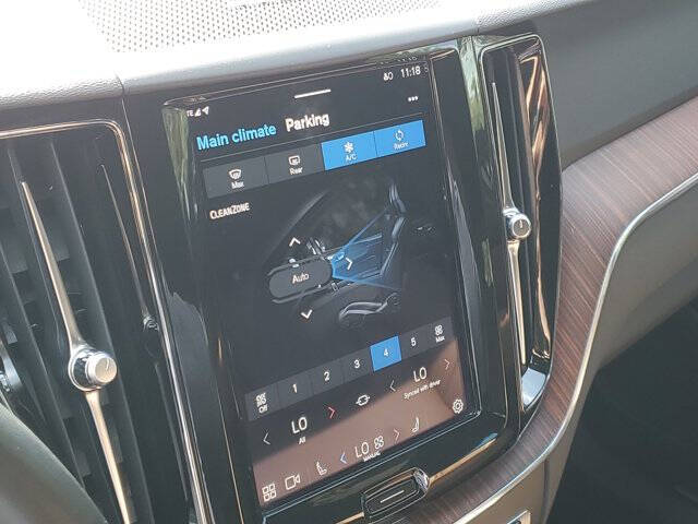 2023 Volvo XC60 B5 Plus Dark Theme