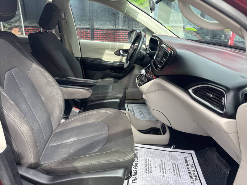 2022 Chrysler Voyager LX
