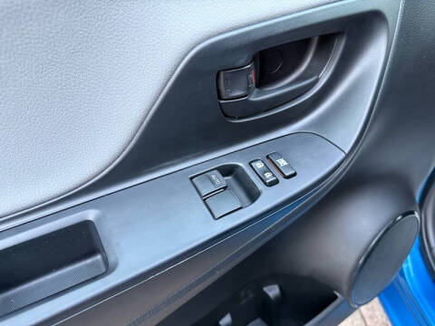 2016 Toyota Yaris 3-Door LE