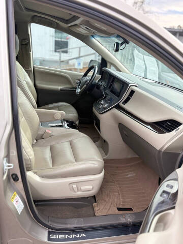2017 Toyota Sienna XLE Premium 8-Passenger