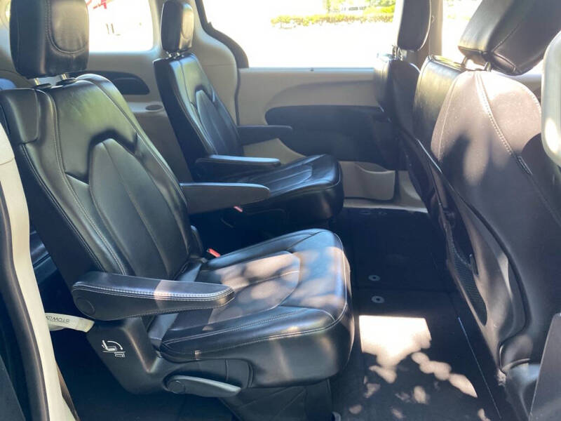 2020 Chrysler Voyager LXi