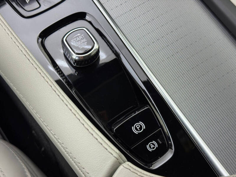 2022 Volvo XC90 Recharge T8 R-Design