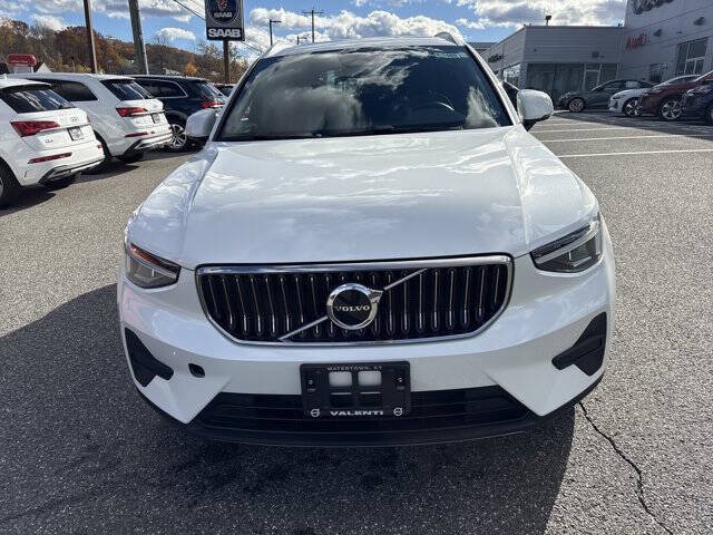 2025 Volvo XC40 B5 Core Bright Theme