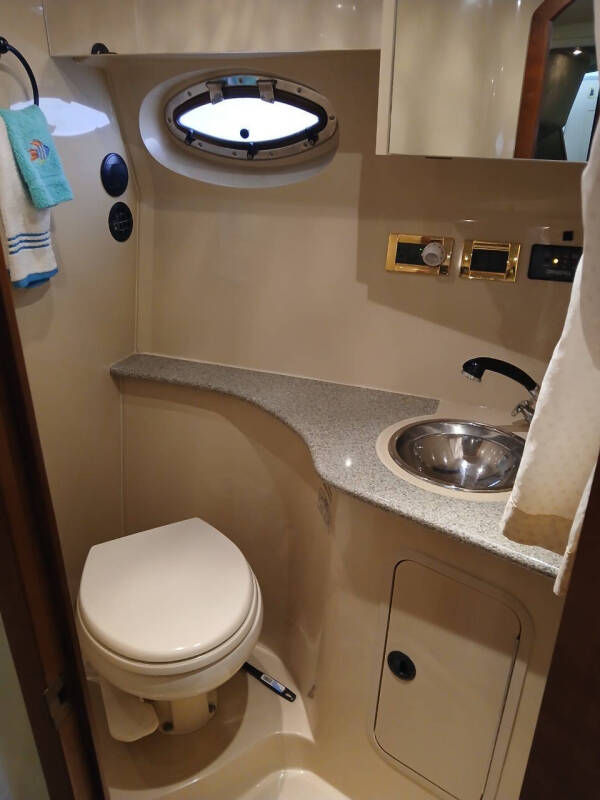 2002 Cruisers Yachts 3275 Express