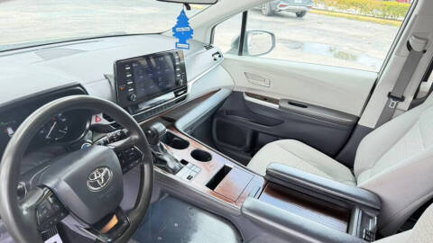 2022 Toyota Sienna LE 8-Passenger