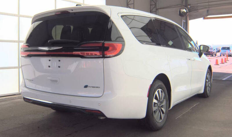 2024 Chrysler Pacifica Plug-In Hybrid Select