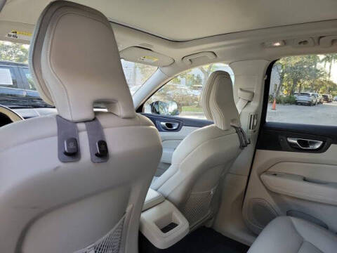 2024 Volvo XC60 B5 Core Dark Theme