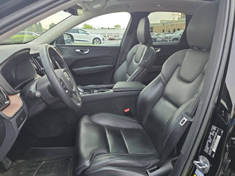 2023 Volvo XC60 B5 Ultimate Dark Theme