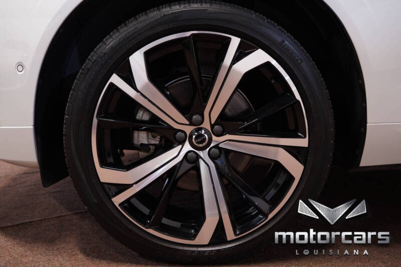 2023 Volvo XC60 B5 Ultimate Dark Theme