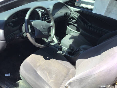 2004 Ford Mustang Deluxe