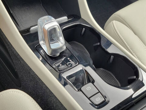 2024 Volvo XC40 B5 Ultimate Dark Theme