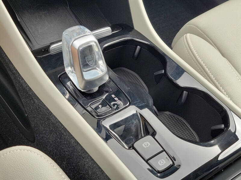 2024 Volvo XC40 B5 Ultimate Dark Theme