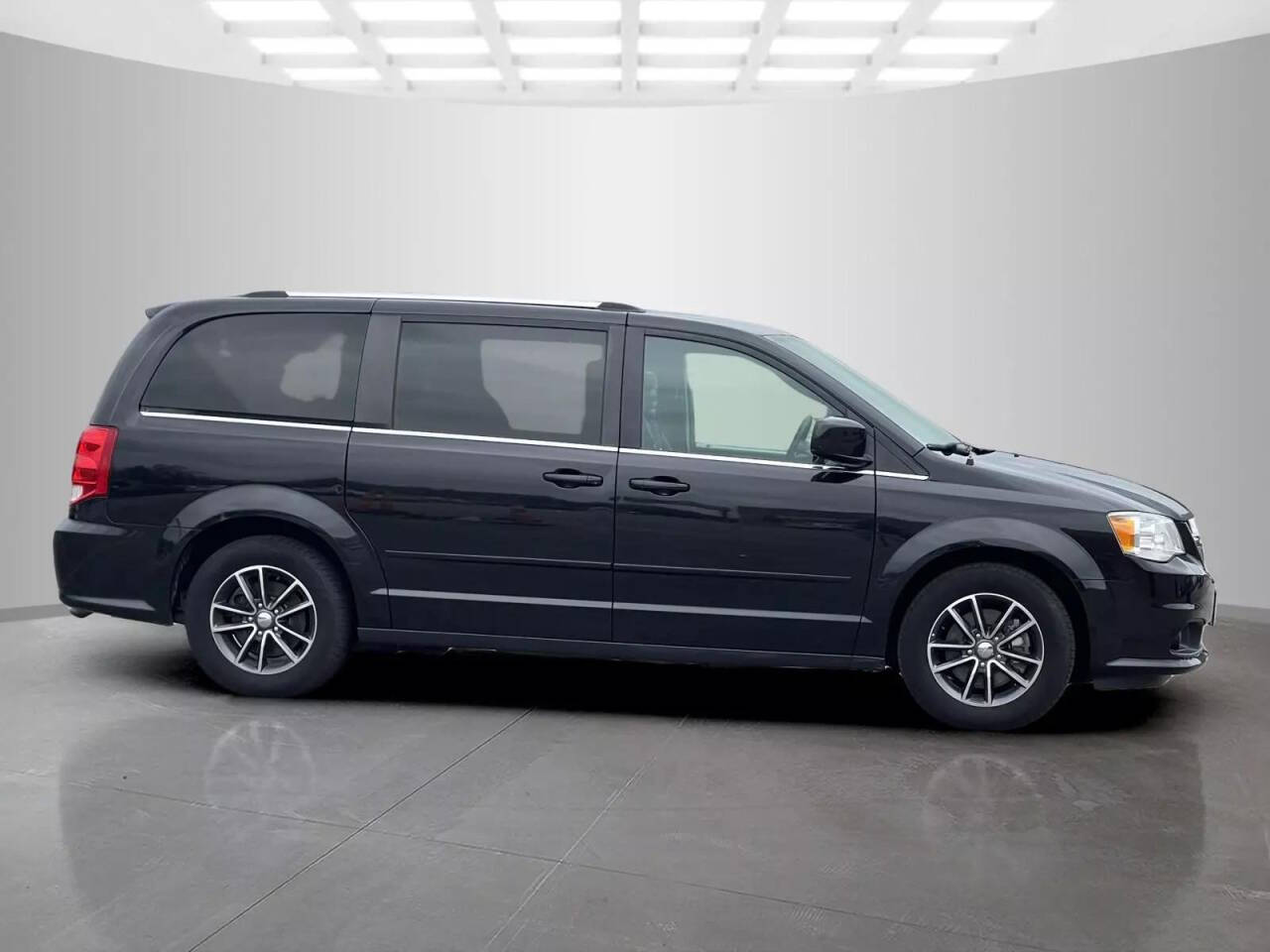 2017 Dodge Grand Caravan for sale at Used Cars Toledo in Oregon, OH