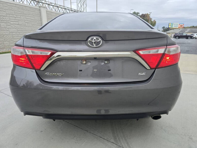 2015 Toyota Camry SE photo 5