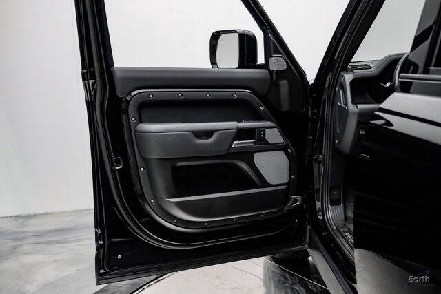 2024 Land Rover Defender 130 P400 X-Dynamic SE