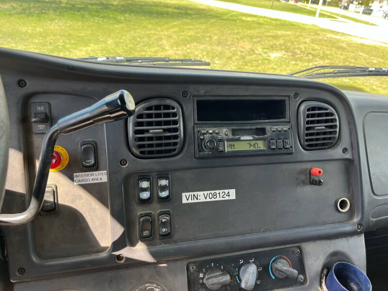 2005 Freightliner M2 106