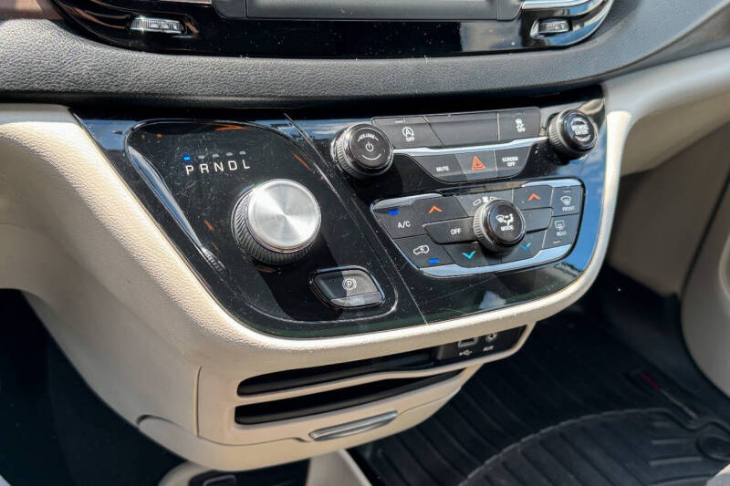 2020 Chrysler Voyager L