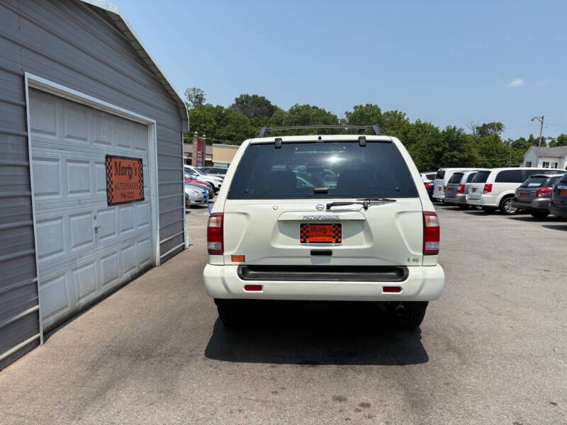 2004 Nissan Pathfinder LE Platinum