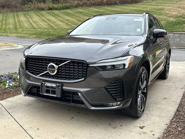 2025 Volvo XC60 B5 Plus Dark Theme