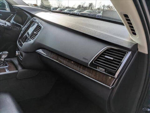 2016 Volvo XC90 T6 Momentum