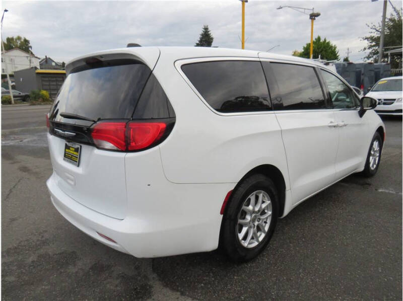 2022 Chrysler Voyager LX
