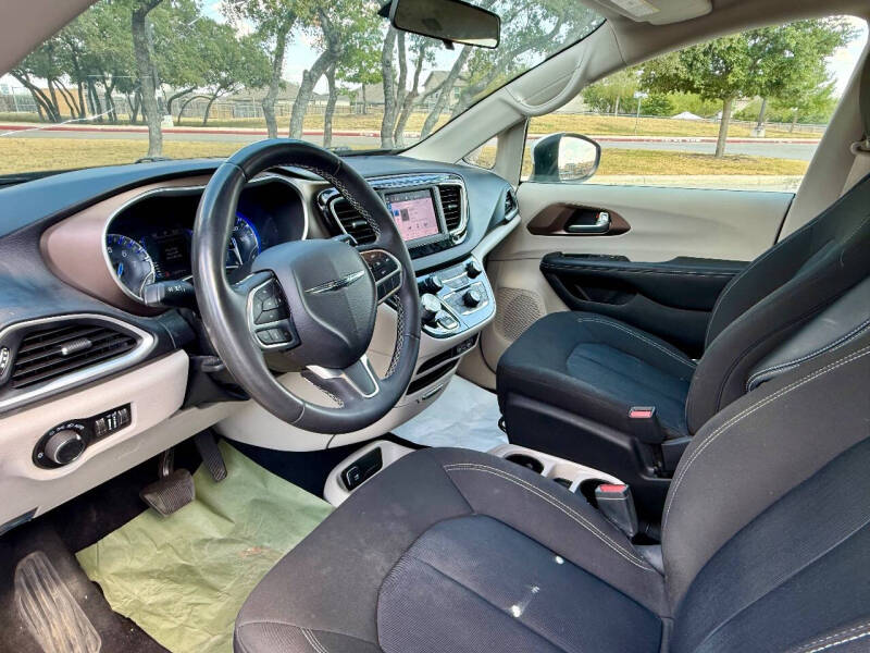 2022 Chrysler Voyager LX