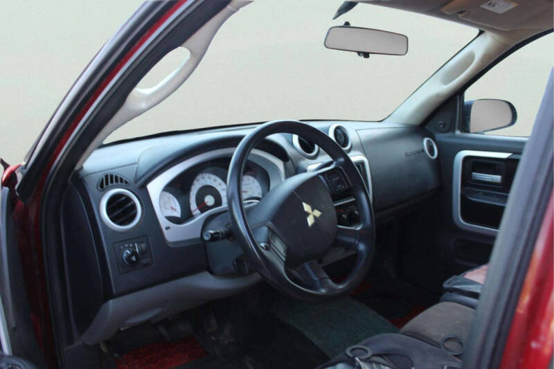 2008 Mitsubishi Raider LS