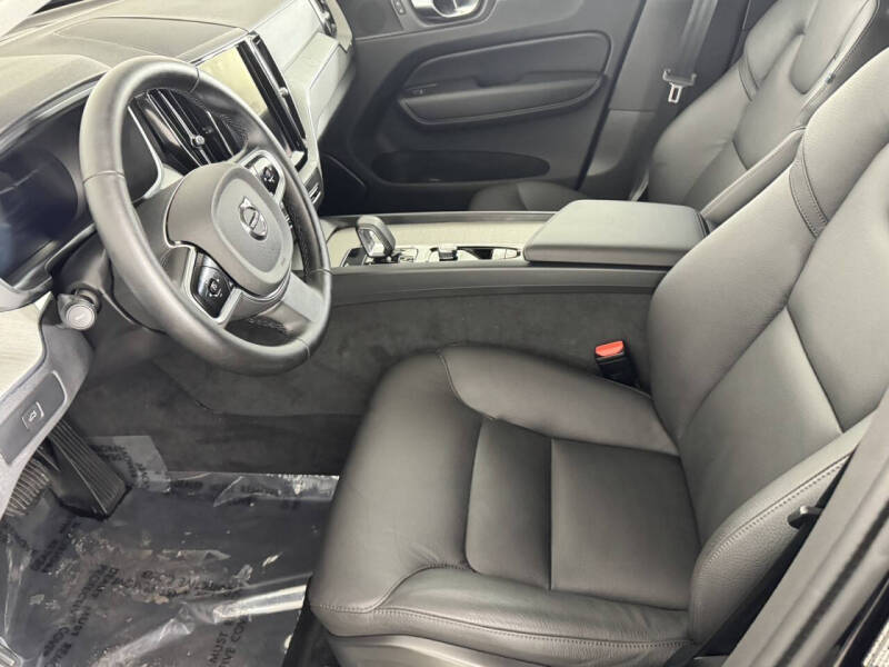 2025 Volvo XC60 B5 Plus Dark Theme