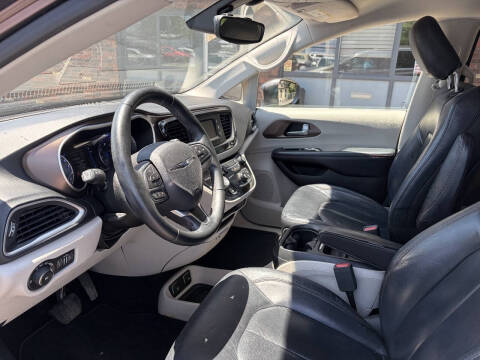 2017 Chrysler Pacifica Touring-L