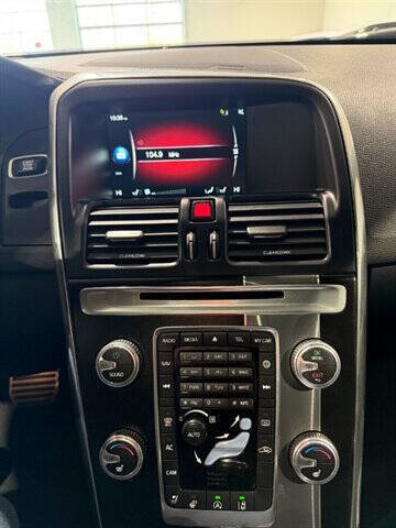 2017 Volvo XC60 T6 R-Design