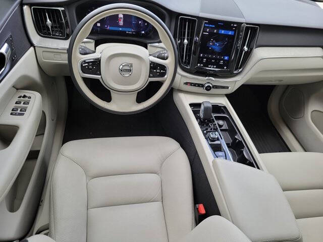 2023 Volvo XC60 B5 Plus Dark Theme