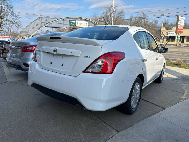 2019 Nissan Versa Sedan SV photo 3