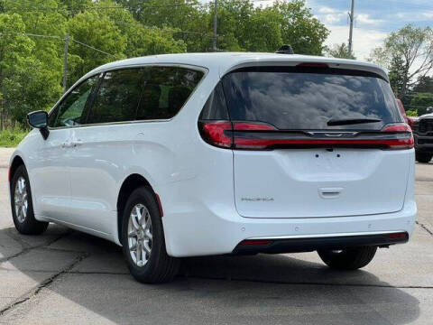 2027 Chrysler Pacifica Select