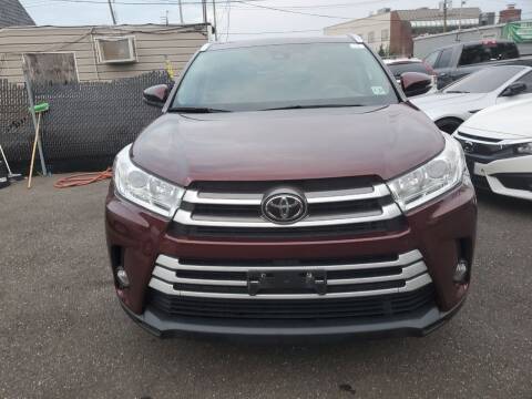 2018 Toyota Highlander for sale at OFIER AUTO SALES in Freeport NY