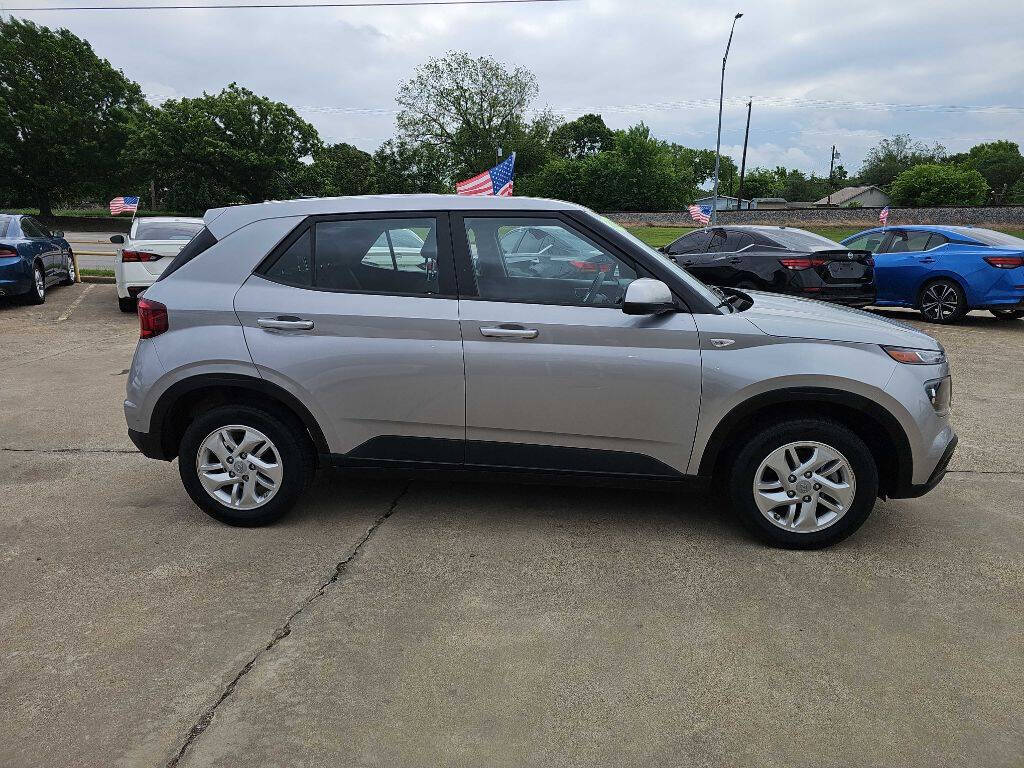 Silver 2025 Hyundai VENUE SE SE 4dr Crossover 2
