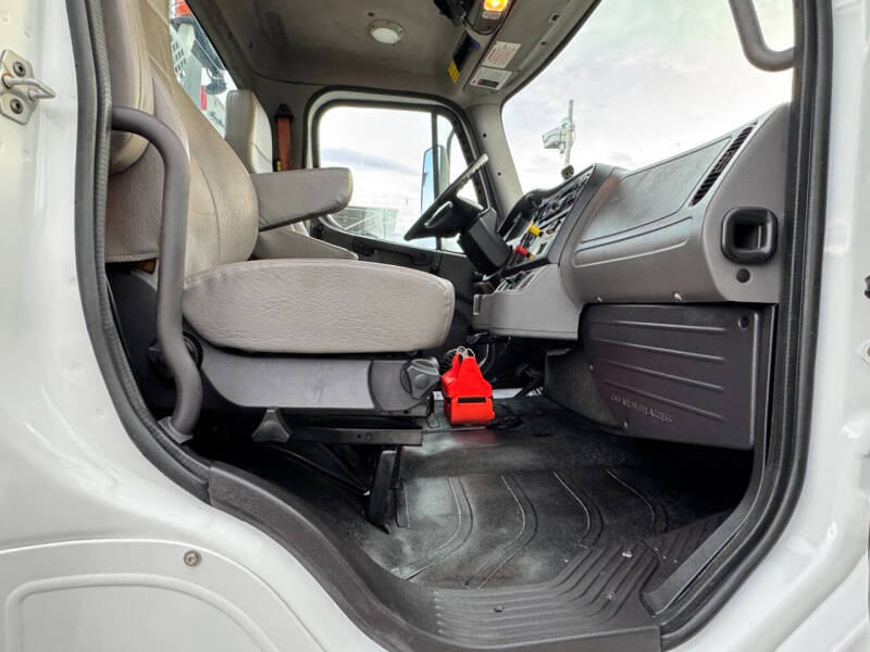 2018 Freightliner M2 106