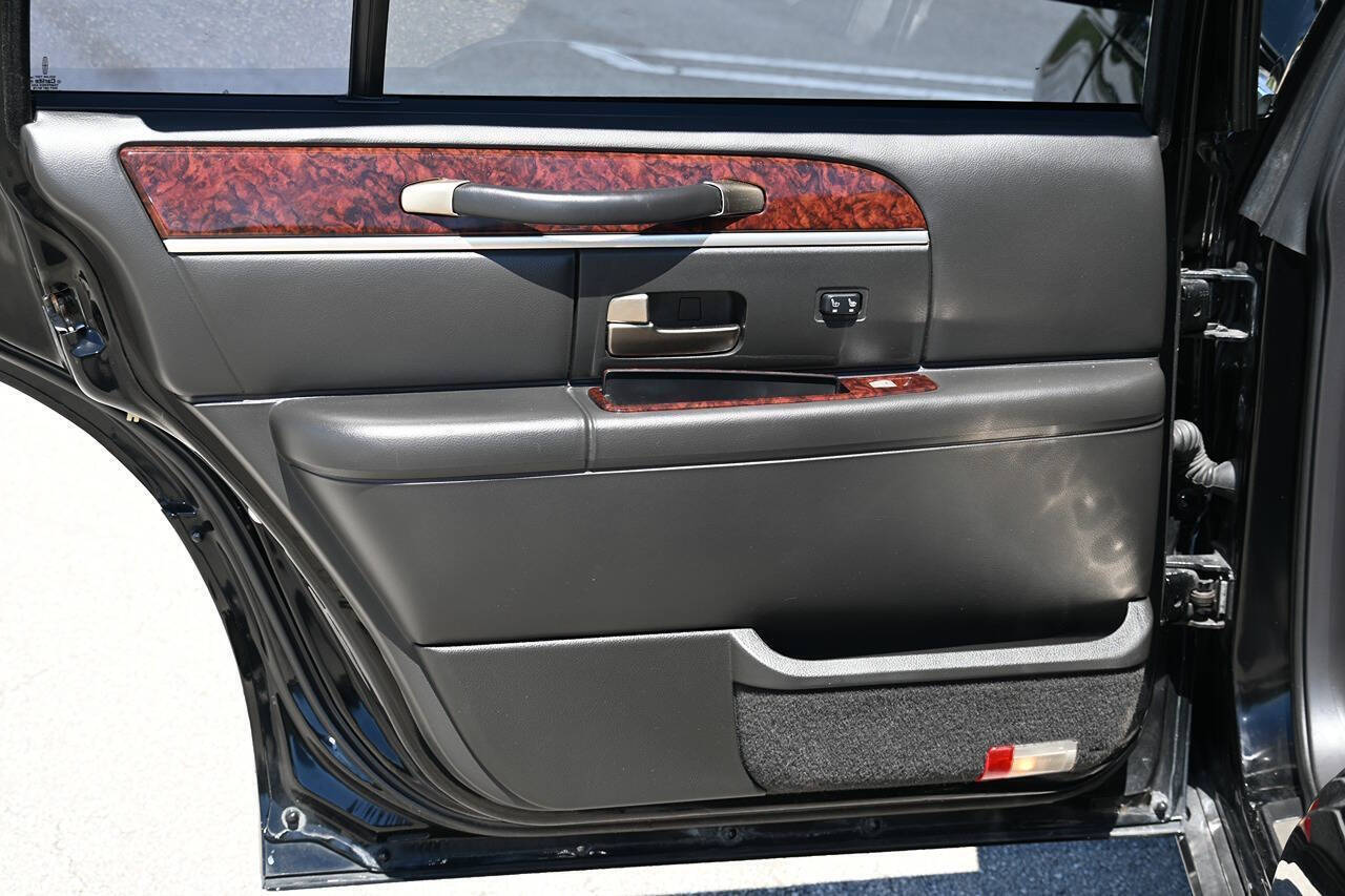 2011 Lincoln Town Car 21