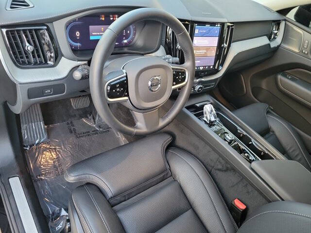 2025 Volvo XC60 B5 Ultra Dark Theme