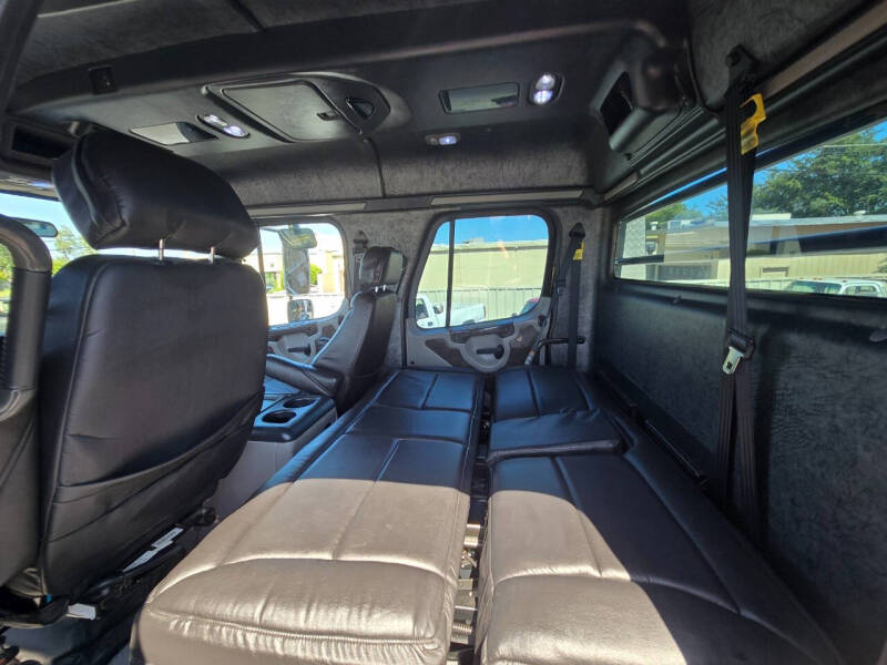 2007 Freightliner M2 106