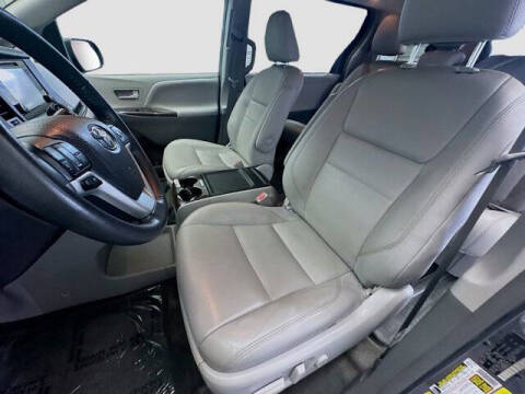 2017 Toyota Sienna XLE 7-Passenger Auto Access Seat